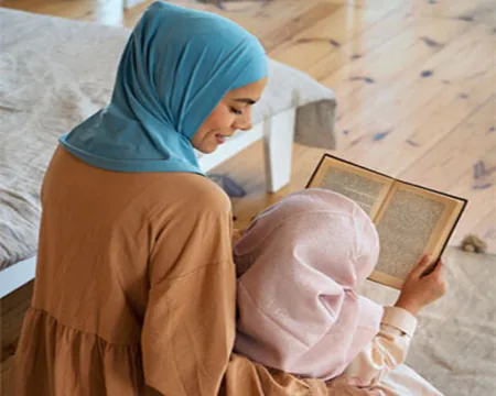 أم وطفلها يقرآن