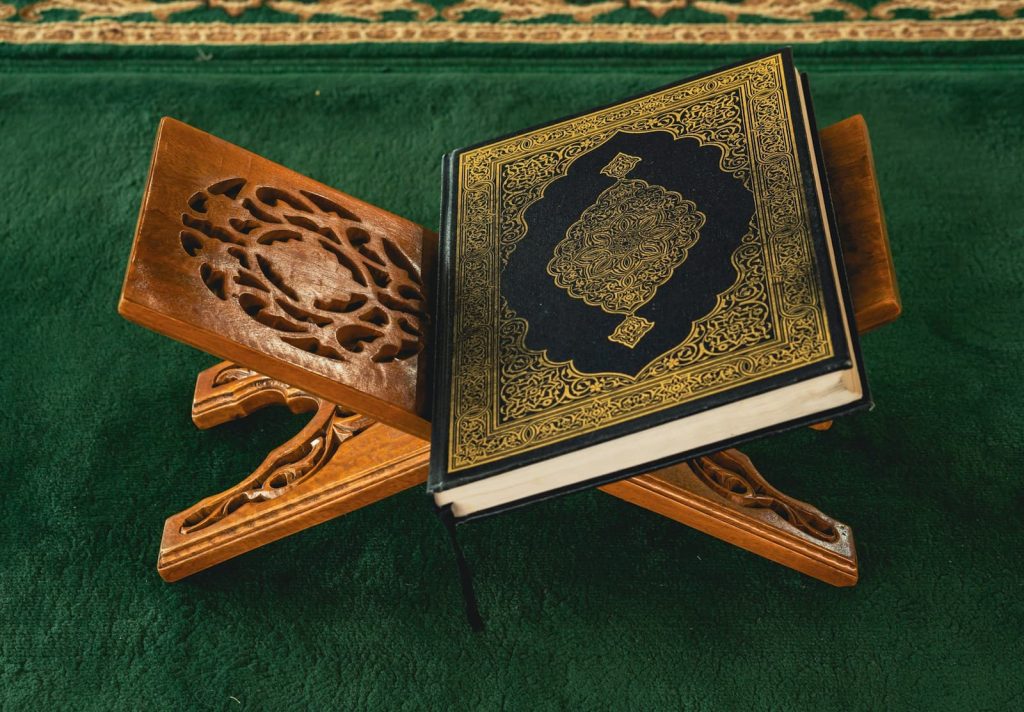 التربية في الإسلام — كتاب مفتوح على منضدة خشبية