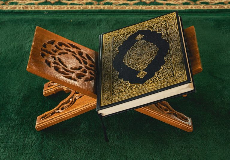 التربية في الإسلام — كتاب مفتوح على منضدة خشبية