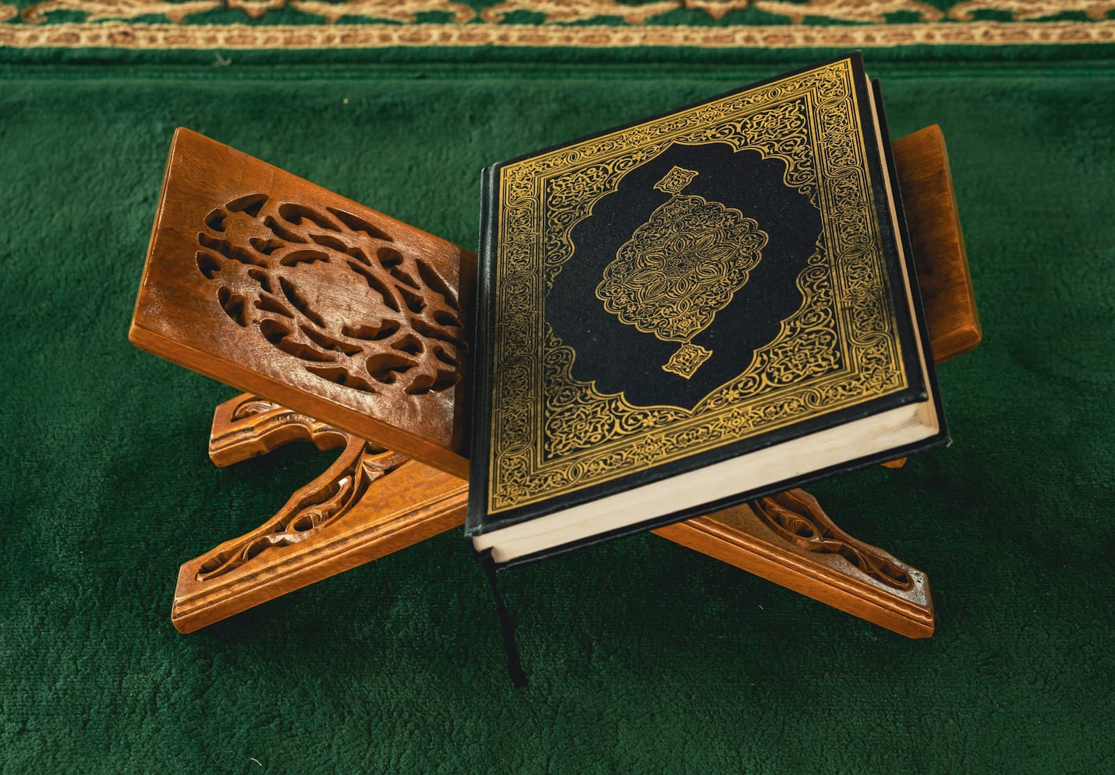 التربية في الإسلام — كتاب مفتوح على منضدة خشبية
