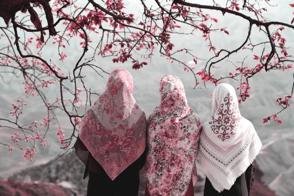ثلاث نساء مسلمات — رمز للهوية الإسلامية والصمود أمام التحديات الثقافية
