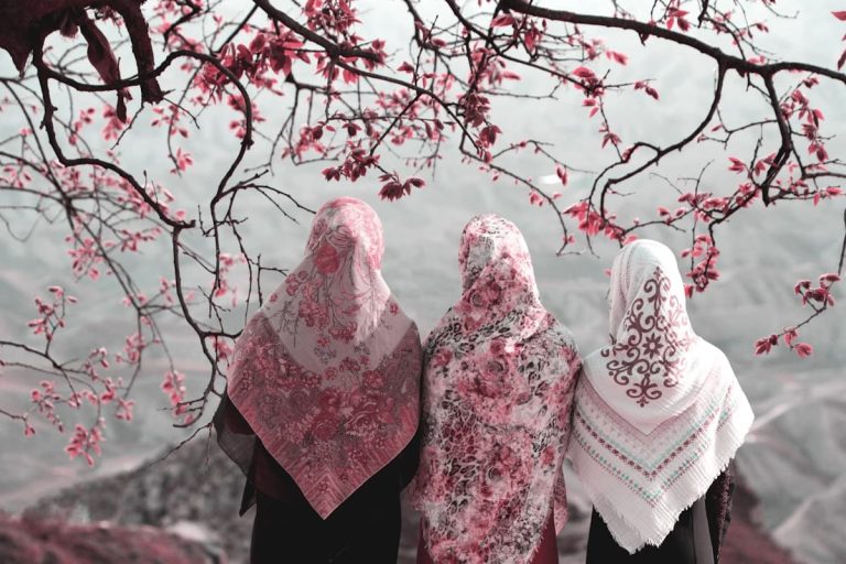 ثلاث نساء مسلمات — رمز للهوية الإسلامية والصمود أمام التحديات الثقافية