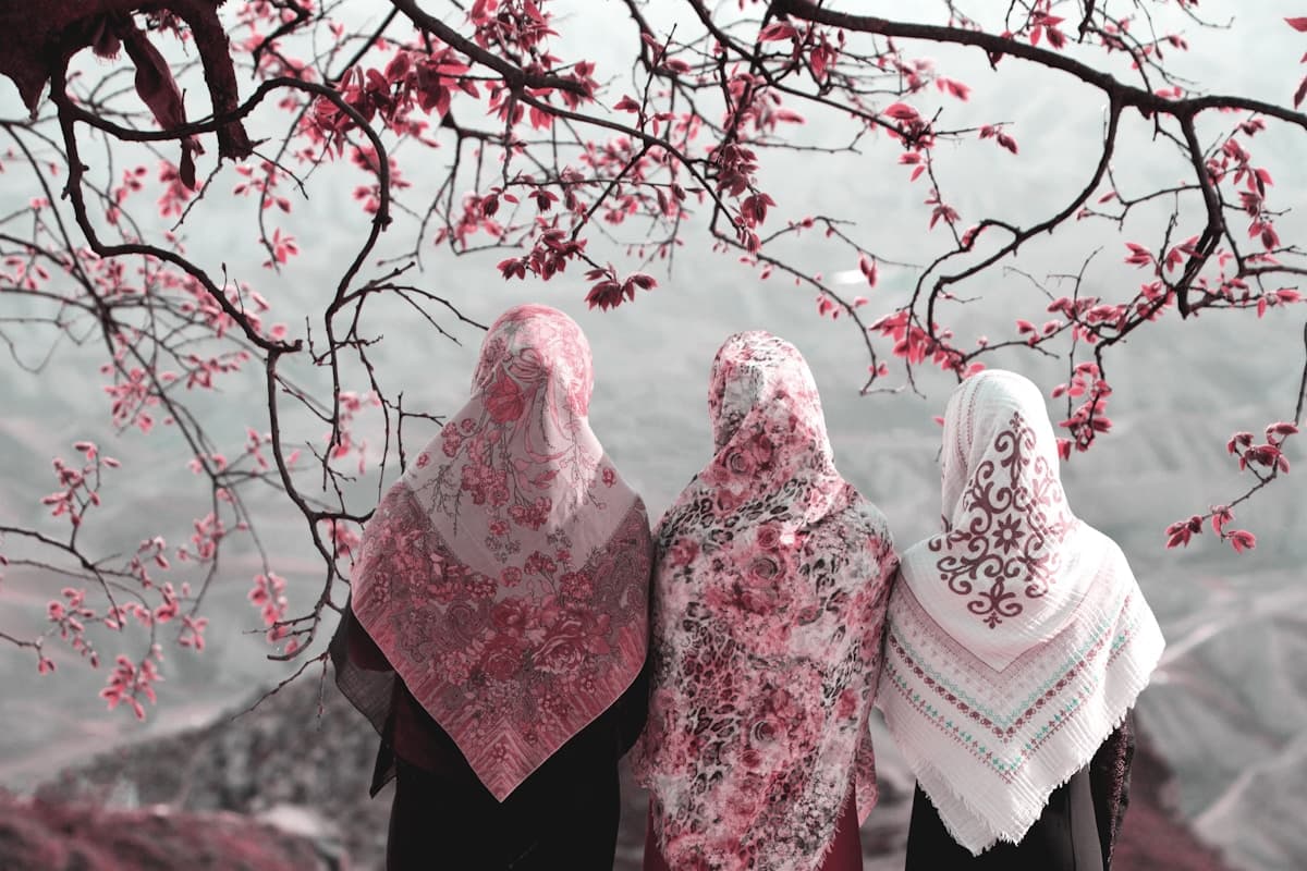 ثلاث نساء مسلمات — رمز للهوية الإسلامية والصمود أمام التحديات الثقافية